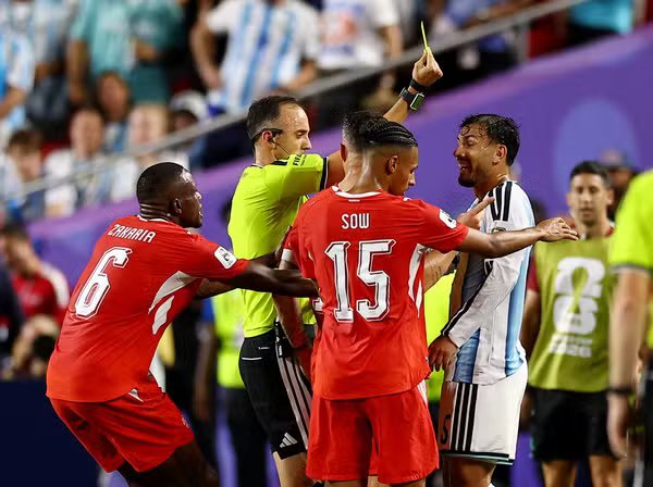 Nova regra do VAR provoca expulsão inédita de Embolo e influencia classificação da Argentina na Copa do Mundo