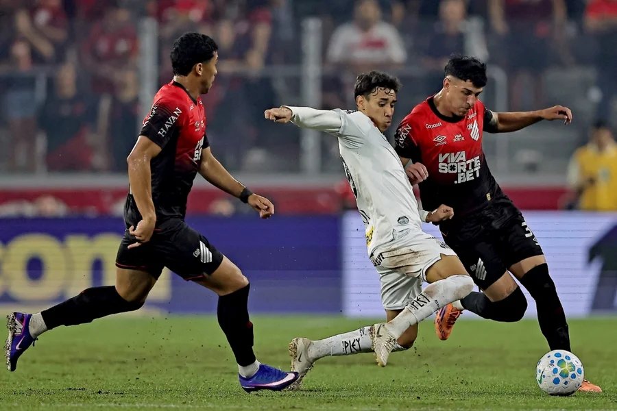 Com gols nos acréscimos, Athletico-PR vence Santos pelo Brasileirão